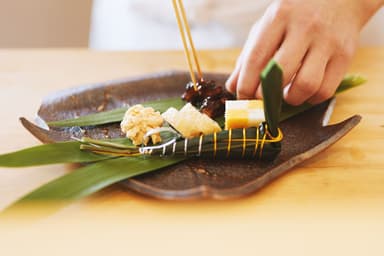 世界的な旅行プラットフォームで高い評価を得る名店にて、世界基準の調理技術と接客の心得を習得できます。