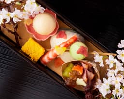 四季や日本文化を一皿で表現。懐石料理の奥深さを実践の中で学べます。