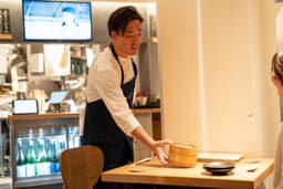 京都各地の食材やお酒を通して、生産者さんの想いや地域の魅力をお客様へ届けるお店です。