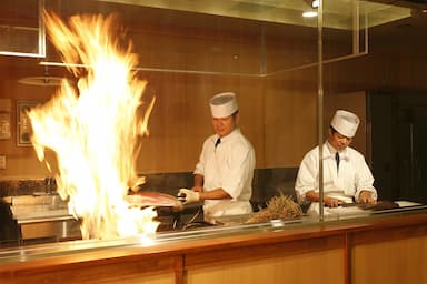 人気の「わら焼きタタキ工房」では、カツオの藁焼きをお客様の目の前で実演しています。