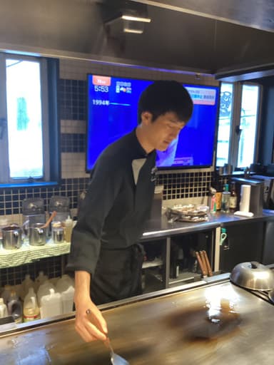 店長の右腕的な存在となる副店長候補を募集！鉄板調理から店舗運営まで幅広く学べます