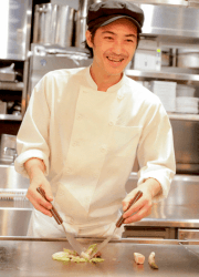 年収420～540万円/月8～9日休み/成長企業の料理長として新店の立ち上げや複数店舗の統括を目指せる◎残業代全額支給