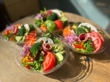 旬の野菜やフルーツ、プロの料理人が手がける惣菜・デリが揃う場所。食の魅力を伝える店長候補を募集！