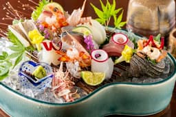 旬の魚介を美しく盛り込む、和食ならではの技術。