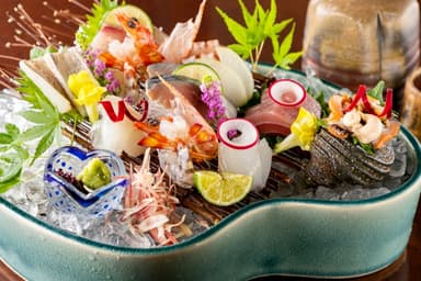 旬の魚介を美しく盛り込む、和食ならではの技術。