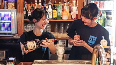 【完全週休2日制】《未経験からプロへ！》ドリンクも調理も店舗運営も。多彩なスキルが身につく環境です。