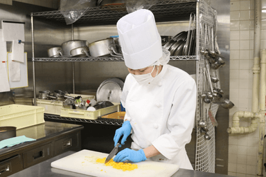 渓谷に佇むプライベートヴィラで、料理というおもてなしを極める調理スタッフ募集！