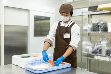 未経験から魚のプロへ。包丁の握り方から教えるので、一生モノのスキルが身につきますよ。