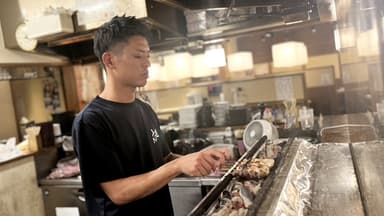 炭火で一本一本丁寧に焼き上げる焼鳥が自慢。お客様の「おいしい！」を間近で感じられるお店です。