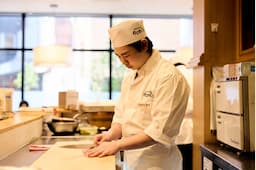仕込みから握りまで、職人の技を一から丁寧にお教えします。