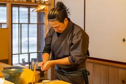 仕込みから握りまで一貫して学べる環境。未経験から寿司の技術を段階的に習得できます。