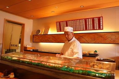 新鮮な魚介の目利きを大将から学ぶことができる環境