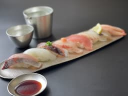氷見港や岩瀬港から届く鮮魚を、毎朝丁寧に仕込み。鮮度が命の一貫をお客様に。
