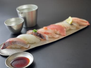 氷見港や岩瀬港から届く鮮魚を、毎朝丁寧に仕込み。鮮度が命の一貫をお客様に。