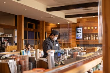 カウンター越しにお客様の反応が見えるから、やりがいも格別。ライブ感ある職場です。