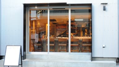 経験豊富な料理長による直接指導があり、江戸前そばの確かな調理技術と伝統の味を基礎から習得できます。