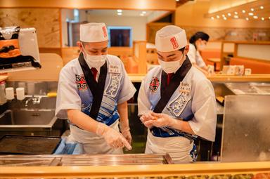 お客様との距離が近い回転寿司だからこそ、 調理も接客も、現場でのやりとりを大切にしています。