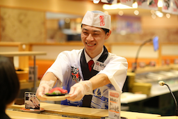 お客様との距離が近い回転寿司だからこそ、 調理も接客も、現場でのやりとりを大切にしています。