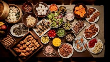 朝食ブッフェからディナーまで、彩り豊かな料理を提供。