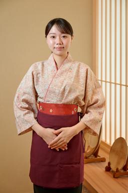 お客様の時間にそっと寄り添い、やわらかな距離感で心地よいひとときを届けてまいります。