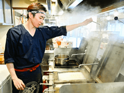 豊富なマネジメント経験を正当に評価。マネージャーになれば月給49.8万円以上も可能です。