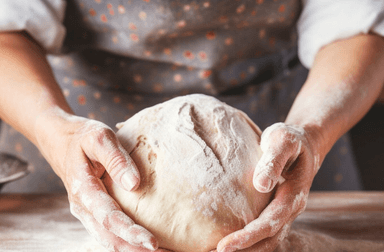 店舗内で焼き上げた手づくりのパンをその場でお客様に提供しています。