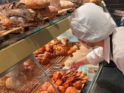 横浜駅直結の高島屋内に店舗があるため、天候に左右されず毎日の通勤が非常にスムーズで利便性抜群です