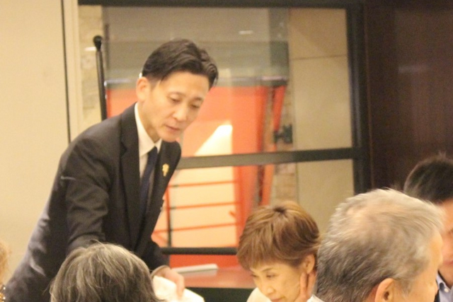 ホールスタッフを募集！接客経験があれば業界未経験もOK。発注やSNS発信など幅広い業務に挑戦でき、キャリアアップのチャンスも豊富。安定した環境で成長しませんか？