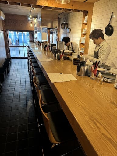 水道橋の人気店として注目を集める炭火焼きとワインのお店