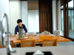 海と緑に囲まれた場所で、料理にじっくり向き合える環境です。