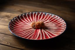 広告・コンサル事業を母体とする安定した経営基盤。高い給与水準を維持しており、安心して業務に励めます。