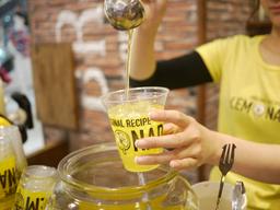 明るい接客とフレッシュなレモネードで、お客様を笑顔に！