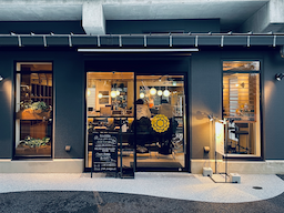 2025年3月27日にオープンしたカウンタービストロ『MuM’（マム）』にて店舗スタッフを募集。
