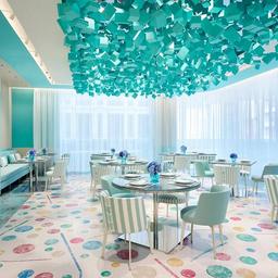 ティファニーブルーに映えるアシェットデセールを、一皿ごとに色彩と余韻まで毎日丁寧に大切に仕上げます。