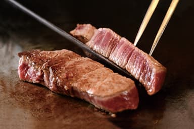 丁寧な研修制度があり、鉄板焼やステーキの調理技術を基礎から着実に習得できるため未経験でも安心です。