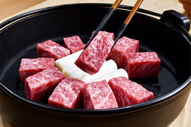 独自の研修制度により、未経験からでも本格的な鉄板料理の調理技術や和食の作法を基礎から習得できます。