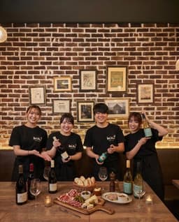 新宿駅直結の好立地。仕事終わりのお客様でにぎわう、カジュアルな洋食酒場です。