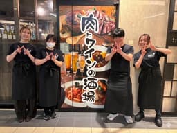 新宿駅直結の好立地。仕事終わりのお客様でにぎわう、カジュアルな洋食酒場です。