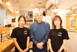 当店の強みは、全国100台以上の大型トラックを保有する運送会社が母体であることです。