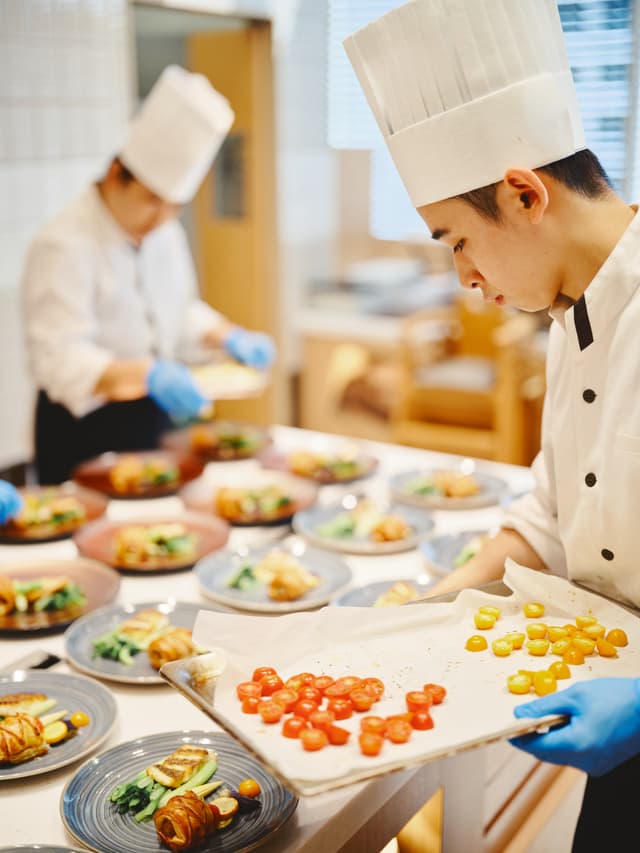 ≪年間休日114日×賞与昨年3.4ヶ月≫東証プライム上場グループの福利厚生！20～30代活躍中◎ロッテ商品とのコラボなど遊び心あるメニュー開発も≪中抜きなし≫