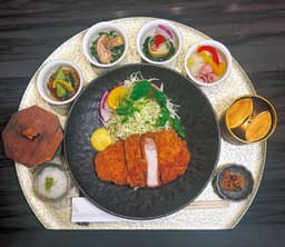 ホテル出身の実力派シェフから、和洋のジャンルを融合した高度なコース料理の技術を間近で学べます。