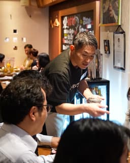 ホールスタッフを募集します。女性スタッフも活躍中♪