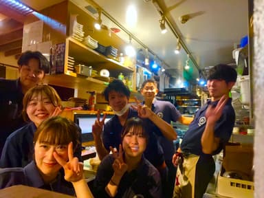 ホールスタッフを募集します。女性スタッフも活躍中♪