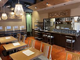 全粒粉の香りがふわりと広がる、落ち着いた空間が魅力の「蔵内」朝霞店。