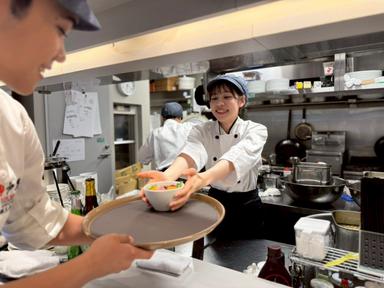 神戸・大阪エリアの複数店舗にて調理スタッフを募集しています。