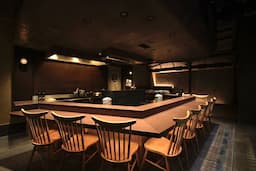 調理と接客が一体のライブ感！カウンター越しにお客様と向き合うやりがいある現場です。