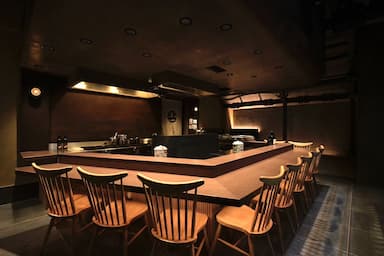 調理と接客が一体のライブ感！カウンター越しにお客様と向き合うやりがいある現場です。