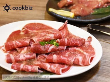 【月8日休み／昇給あり】《未経験OK》焼肉好き必見