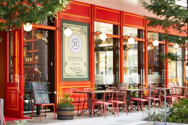 フランス・パリの街角を彷彿とさせる、あたたかみあるお店。