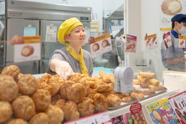 焼きたてシュークリームの香ばしさが漂う、あたたかな店内風景。